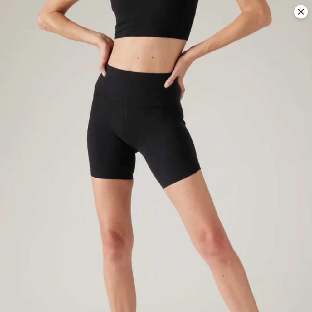 NWOT - Athleta Salutation Stash Pocket II 7" shorts - small (Black)